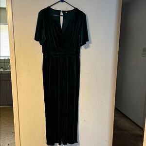 Chic Velvet Maxi Dress in Deep Green